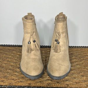 NWOT brown Jacqueline smith boots with chunky heel and  zipper on side